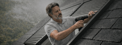 Volet roulant solaire installé sur une fenêtre de toit pour isolation et protection thermique